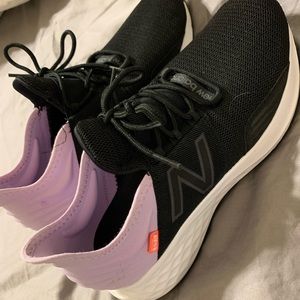 Women's New Balance Roav Sneakers in Black/Neon